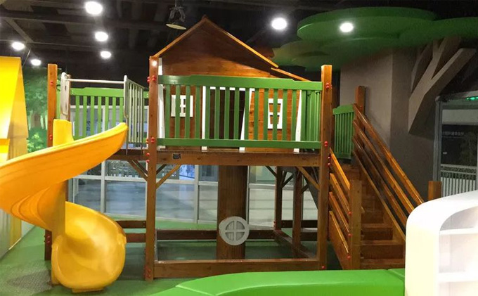 塑料和實木之間，幼兒園滑梯設備該如何取舍？
