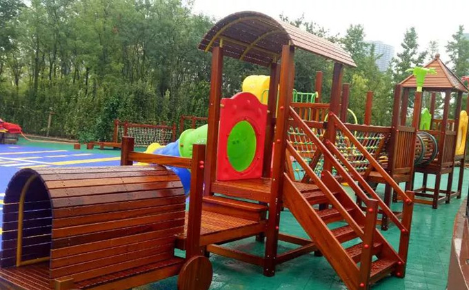 塑料和實木之間，幼兒園滑梯設備該如何取舍？
