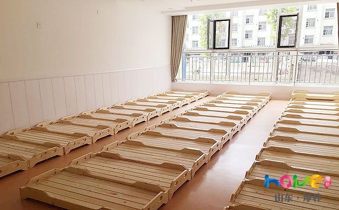 幼兒園午休床什么材質(zhì)好？山東厚樸芬蘭松疊疊床介紹