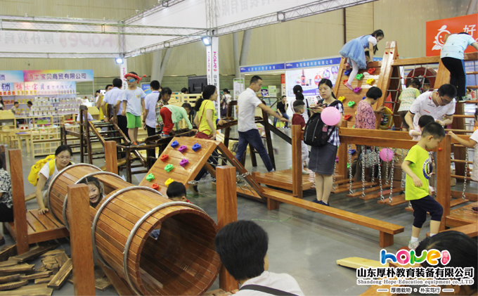 專家在“幼兒園教育裝備深化改革規(guī)范發(fā)展”研討會(huì)上提出——  幼兒園教育裝