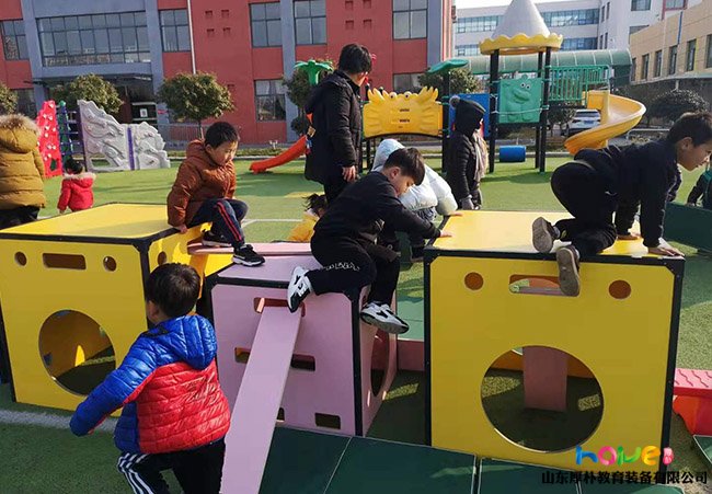 安吉游戲與傳統(tǒng)普通幼兒園游戲有什么區(qū)別