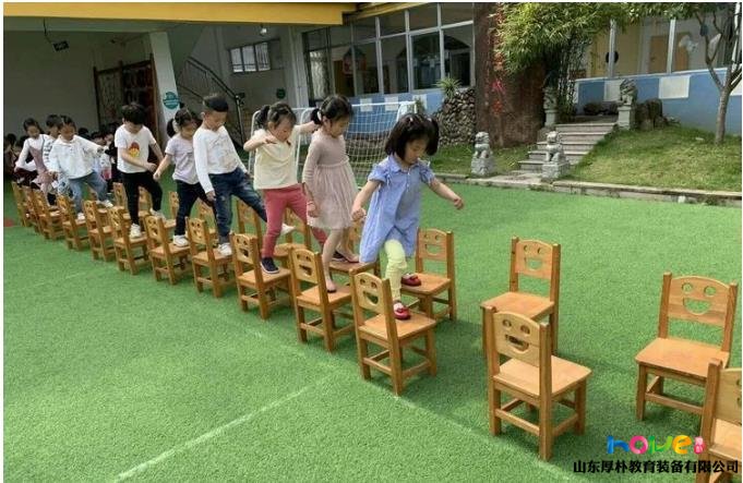 幼兒園椅子的玩法室內(nèi)體育游戲有關(guān)椅子的教案